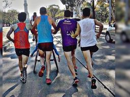 solidaridad en plena carrera: la conmovedora foto que es furor en la web solidaridad en plena carrera: la conmovedora foto que es furor en la web