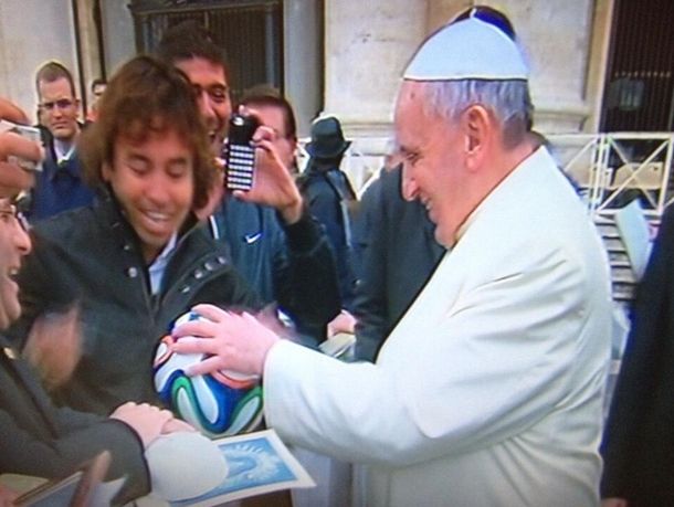 El papa Francisco firmó una pelota para el Mundial 2014