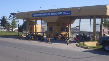 lo buscaban por un asesinato y lo detuvieron por robar un reparto de comida lo buscaban por un asesinato y lo detuvieron por robar un reparto de comida