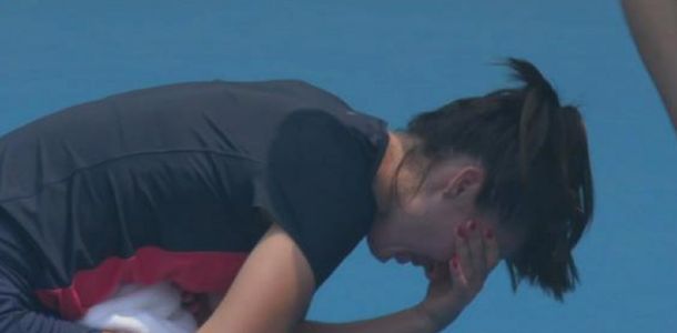 Susto en el Abierto de Australia: Davila Jakupovic se descompuso y abandonó por el humo de los incendios