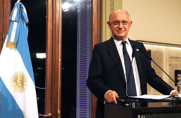 Timerman: Percibo en la posición inglesa un fuerte olor a petróleo