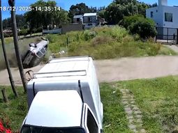 insolito: robaron un auto, volcaron y un vecino se llevo las ruedas insolito: robaron un auto, volcaron y un vecino se llevo las ruedas