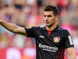 Lucas alario en el Bayer - Crédito: @bayer04fussball