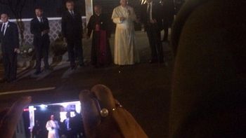 en su primera noche en ecuador, francisco rezo con la gente en la calle en su primera noche en ecuador, francisco rezo con la gente en la calle