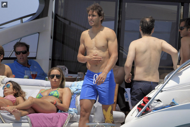 Rafael Nadal disfruta de sus vacaciones con amigos en Ibiza