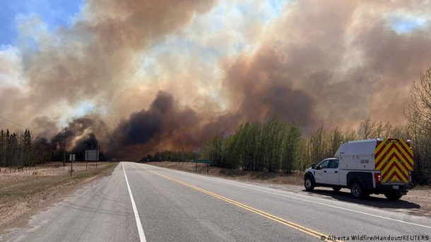Evacúan a 25.000 personas por incendios forestales en Canadá
