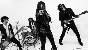 daniela milagros presenta loco, su nuevo single cargado de rock