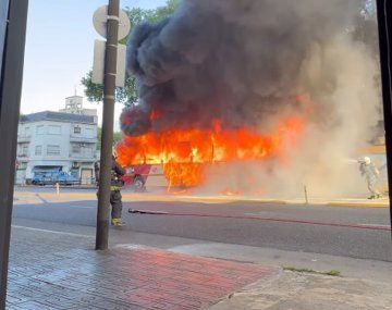 Impresionante incendio de un colectivo en La Paternal