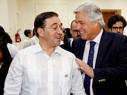 Albares confirmó que hubo diálogo con Bustillo para destacar las excelentes relaciones bilaterales entre España y Uruguay. Albares confirmó que hubo diálogo con Bustillo para destacar las excelentes relaciones bilaterales entre España y Uruguay.