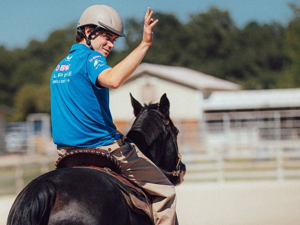 Franco Colapinto se puso el traje de gaucho en Texas: sus videos a caballo causaron furor