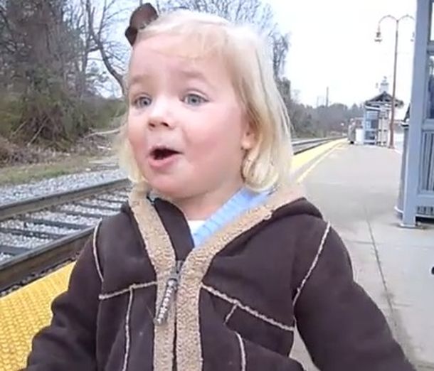 VIDEO: Una nena que espera emocionada el tren