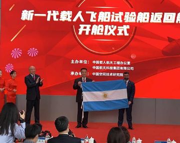 Por primera vez, una bandera argentina viaj&oacute; al espacio