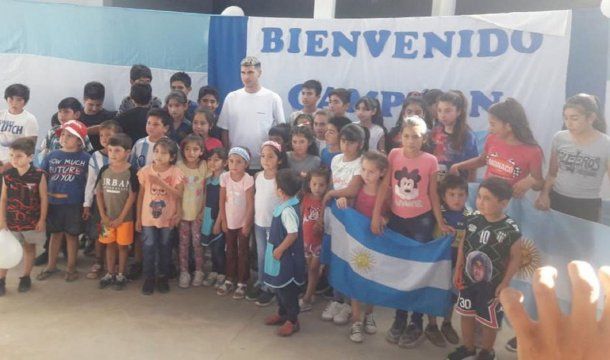 Exequiel Palacios cumplió una promesa en un pueblo de Santiago del Estero