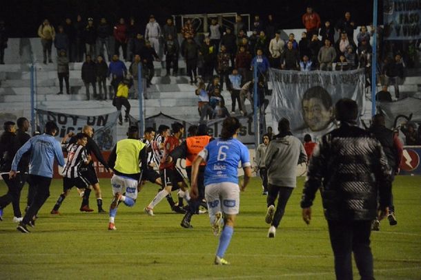Batalla campal en Estudiantes de Río Cuarto vs. Central Córdoba
