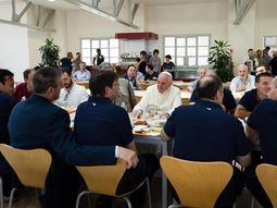 Buon appetito, el papa Francisco almorzó con los trabajadores del Vaticano