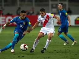 Neymar le gana la posición al defensor peruano Aldo Corzo Neymar le gana la posición al defensor peruano Aldo Corzo