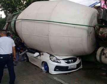 Una mezcladora de cemento aplastó a un vehículo y mató a un pasajero