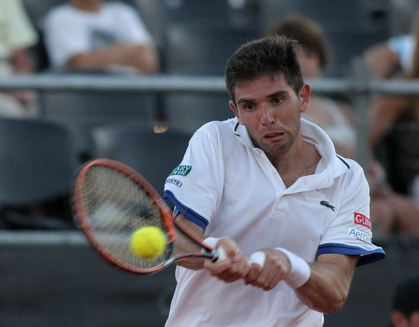 Delbonis ganó el primer set, pero definirá el lunes la serie por falta de luz