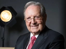 Ahorró dinero, se independizó del negocio familiar y fundó uno de los imperios más poderosos de México: así es Olegario Vázquez Raña Ahorró dinero, se independizó del negocio familiar y fundó uno de los imperios más poderosos de México: así es Olegario Vázquez Raña