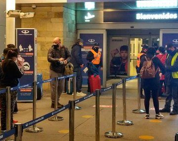 Quiénes son y qué deben presentar los extranjeros no vacunados que pueden entrar al país