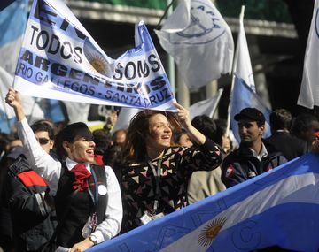 Aeronáuticos anuncian un paro y protestan en la Costanera