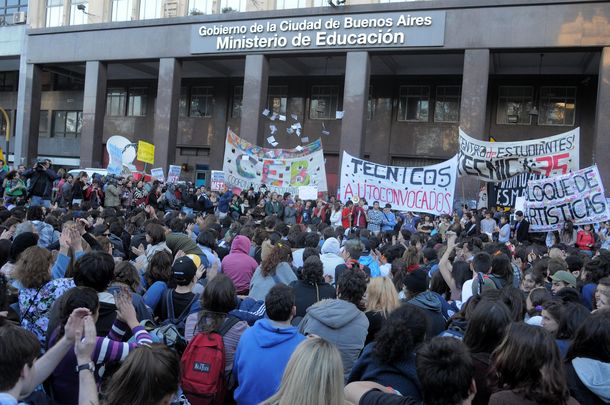 Estudiantes secundarios decidieron continuar con las tomas