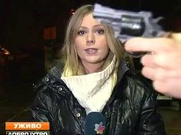 amenazan a una reportera en camara durante un noticiero en serbia amenazan a una reportera en camara durante un noticiero en serbia
