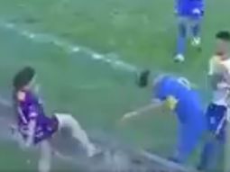 La hincha de la que todos hablan: le pegó una patada a un jugador en pleno partido