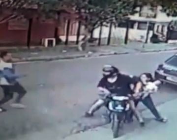 Vecinos lincharon a un delincuente que asaltó un almacén