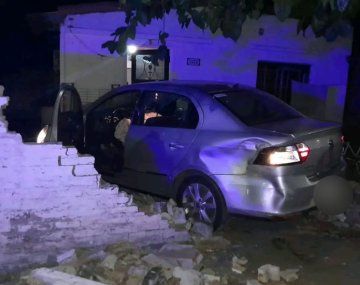 José C. Paz: un auto chocó con motochorros y se incrustó en una casa