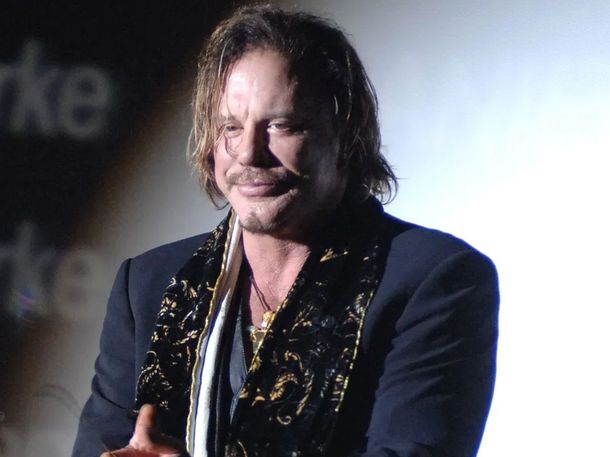 Filtraron fotos del desalojo de Mickey Rourke por falta de pago de su alquiler