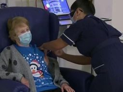 VIDEO: Una mujer de 90 años, la primera en aplicarse la vacuna contra el coronavirus en Reino Unido