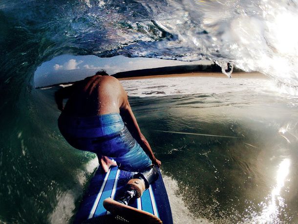 Conocé al surfer sin una pierna que logra domar las olas