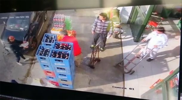 VIDEO: Lo secuestraron, se tiró del auto y pidió ayuda