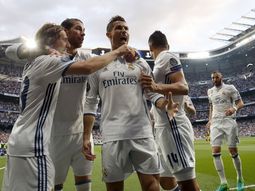 El abrazo de CR7 con Modric, Ramos y Casemiro tras su gol El abrazo de CR7 con Modric, Ramos y Casemiro tras su gol