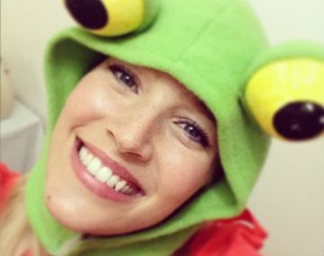 Luisana se disfraza del sapo Pepe para cantarle a su hijo