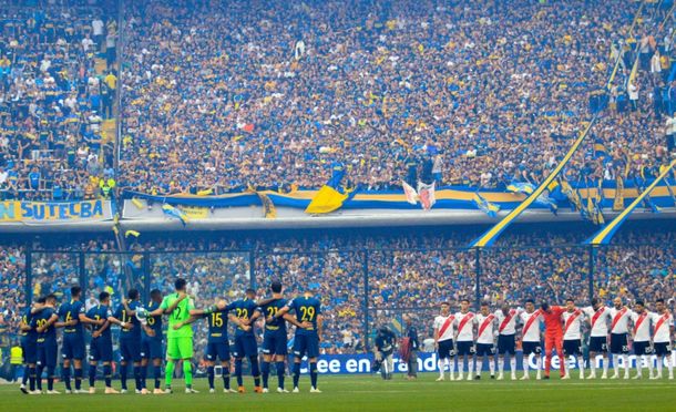 Emotivo minuto de silencio por los hinchas fallecidos.
