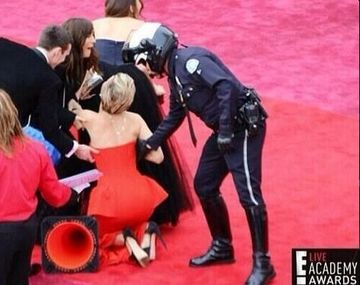 Y lo hizo de nuevo: Jennifer Lawrence se cayó en los Oscar
