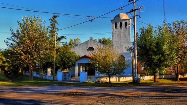 El pueblo en medio del campo con construcciones antiguas y mucha paz