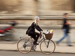 Un hombre robaba asientos de bicicletas para olerlos y lamerlos