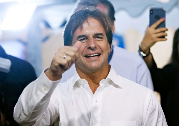 Lacalle Pou mantiene su aprobación estable: el 45% de Uruguay valora su gestión.