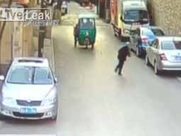 una anciana tropezo en la calle y los autos le pasaron por al lado como si nada una anciana tropezo en la calle y los autos le pasaron por al lado como si nada