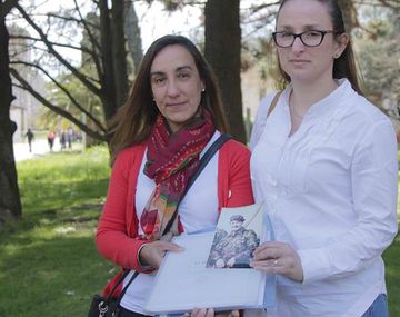 Sobrinas del capitán Márquez frente al Museo Malvinas con la foto de su tío.&nbsp;