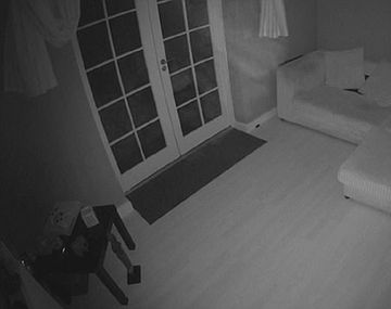 VIDEO: Un fantasma entra en una casa y activa el sensor de movimiento