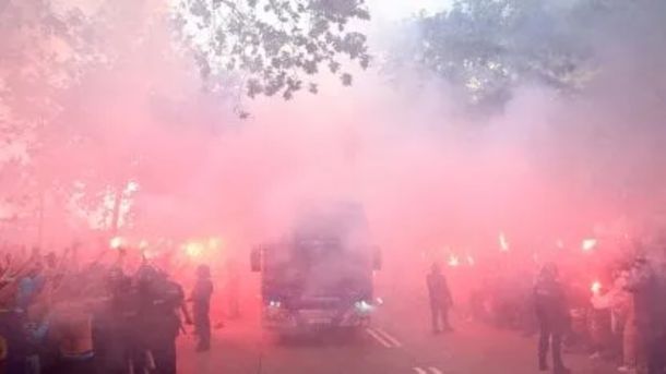 Hinchas del Barcelona apedrearon su propio micro por error antes del clásico con Real Madrid