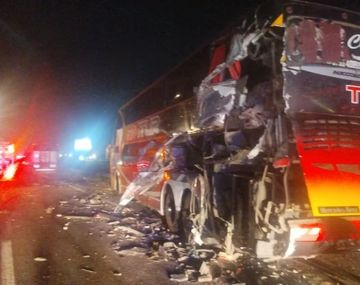 Un micro de larga distancia y un camión chocaron en la Ruta 9 en Campana