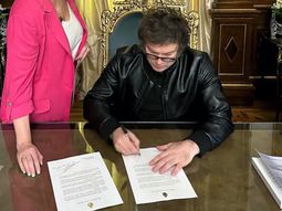 Javier Milei firmando un decreto. Javier Milei firmando un decreto.