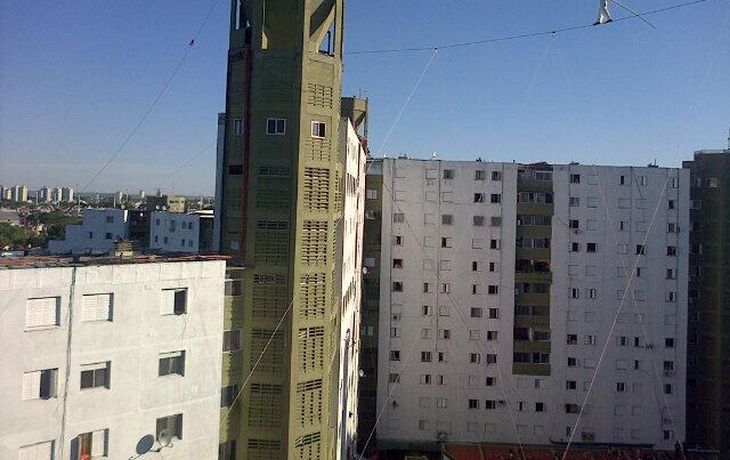 Equilibrista cruzó de un edificio a otro a 40 metros de altura