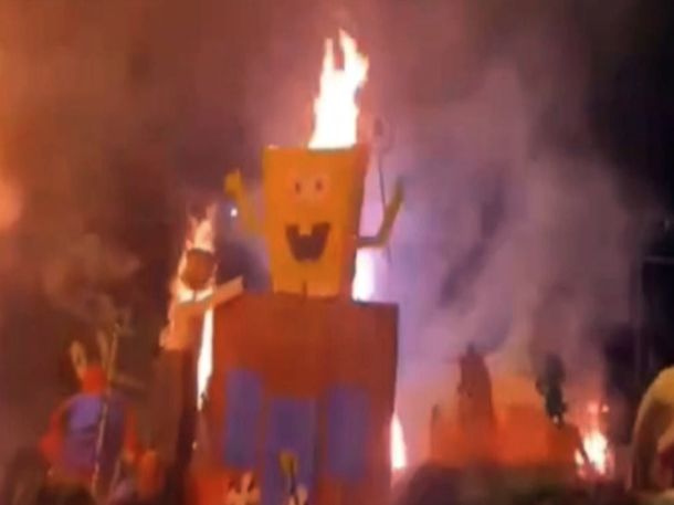 Así fue la quema de muñecos en La Plata