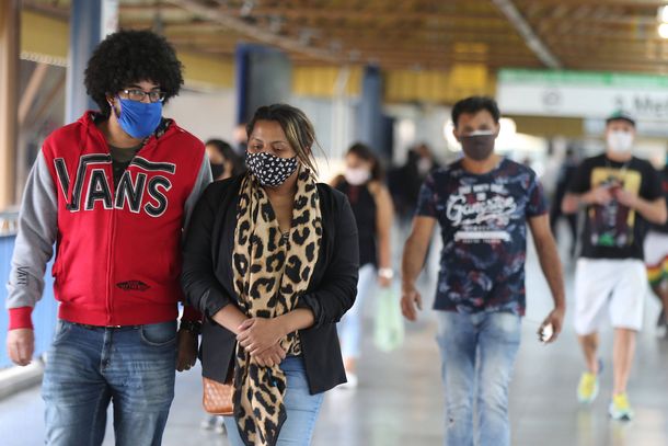 Brasil registr&oacute;&nbsp;este martes 1.262 muertes en las &uacute;ltimas 24 horas. Foto: Folha de S.Paulo.